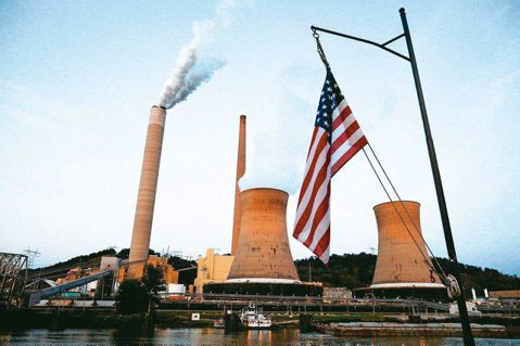 川普提案提高各燃媒電廠現場效率，允許各州放寬汙染排放規定，讓需要升級的發電廠活得...
