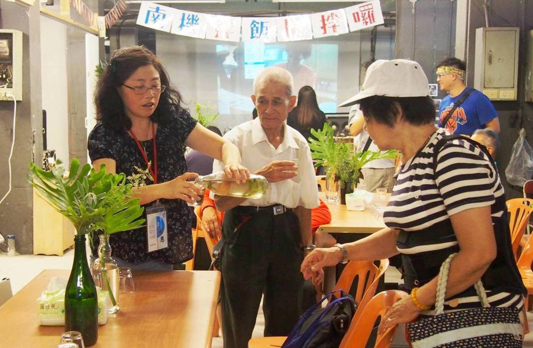「南機拌飯」位於萬華南機場忠恕社區的地下室，是地下勞動合作社所經營的基地。圖／翻...