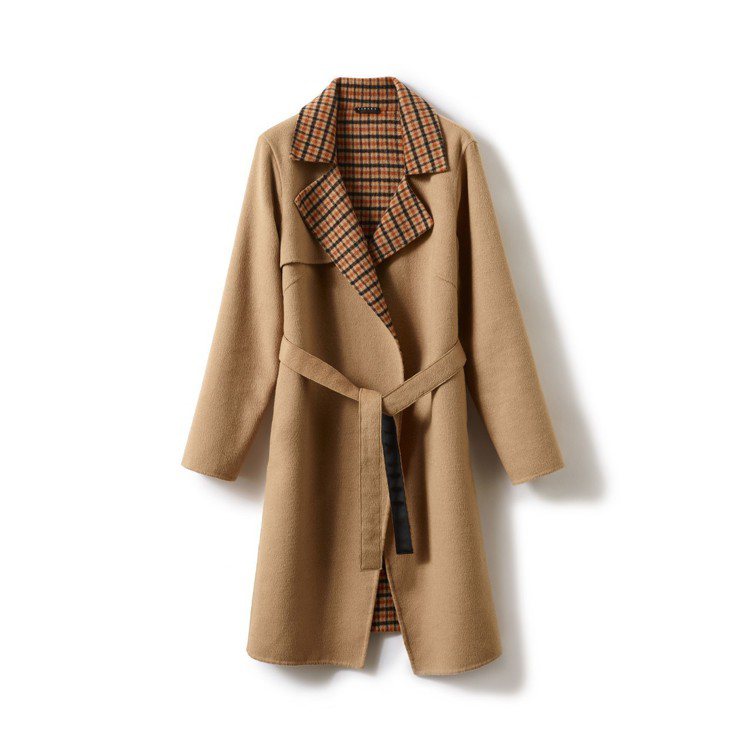 駝色翻領綁帶大衣，售價7,980元。圖／Sisley提供