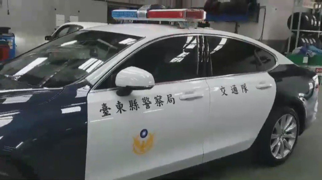 警用巡邏車身旁還印有警徽及台東縣警察局交通隊字樣。圖／擷取自爆廢公社