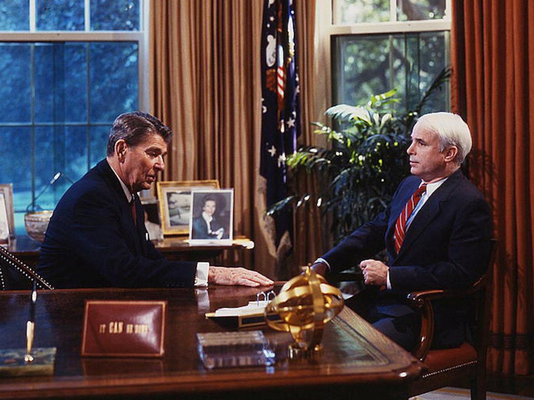 遞補高華德成為參議員的麥肯（右），在1986年選後與雷根總統（左）在白宮會面。雷...