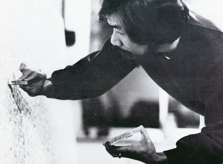 1985年創作「邂逅後的誘惑」時。 圖／誠品藝廊與莊普藝術工作室提供