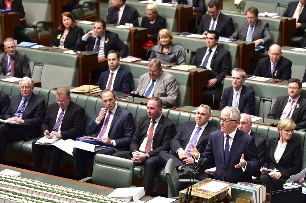 澳洲總理只要失去過半數黨籍議員支持，就可能被逼宮下台。圖為前總理滕博爾（右方站立...