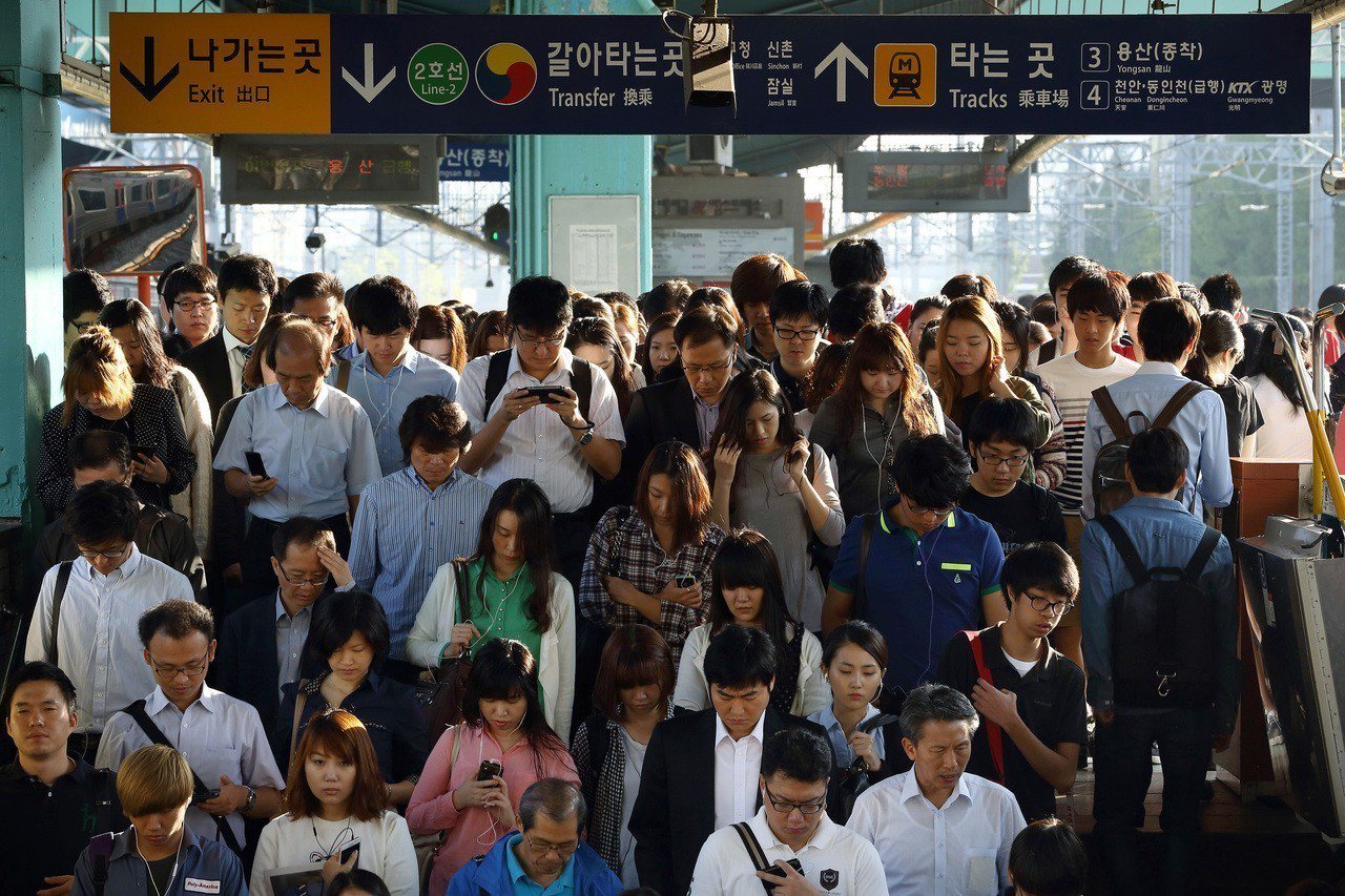 南韓統計廳指出，南韓這個亞洲第4大經濟體的勞動年齡人口，去年首度出現萎縮。 彭博