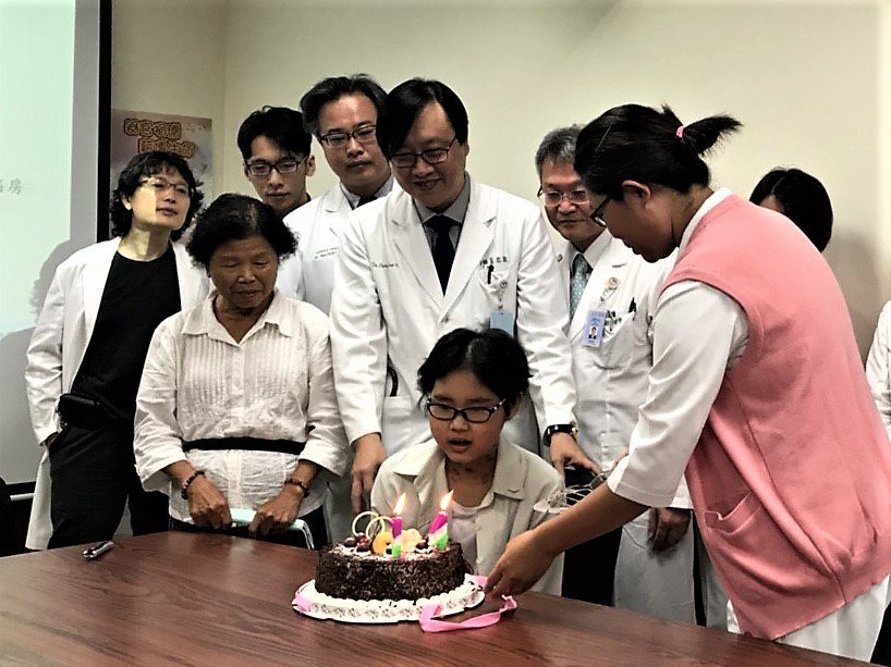 台中市14歲女孩宜婷接受雙肺移植獲得重生，醫護人員為她慶生。圖／中山醫學大學附設醫院提供