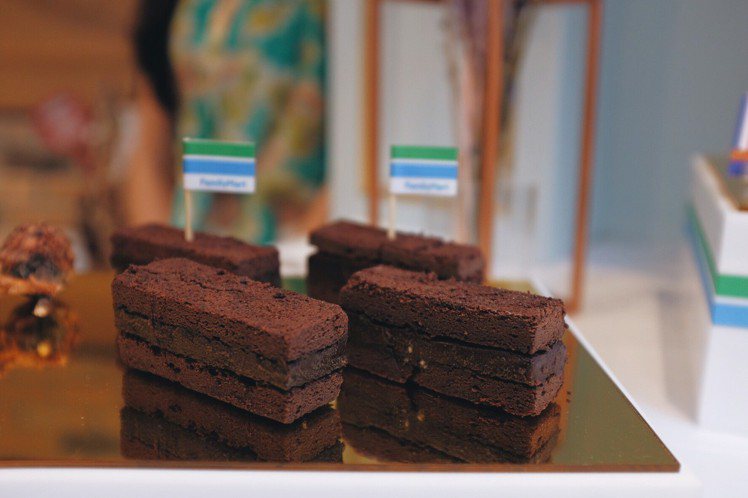 全家五星甜點系列「雪藏巧克力蛋糕」，售價59元。圖／記者沈佩臻攝影
