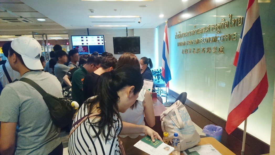 今早到泰國台北經貿辦事處前辦理簽證的民眾。 本報記者／攝影