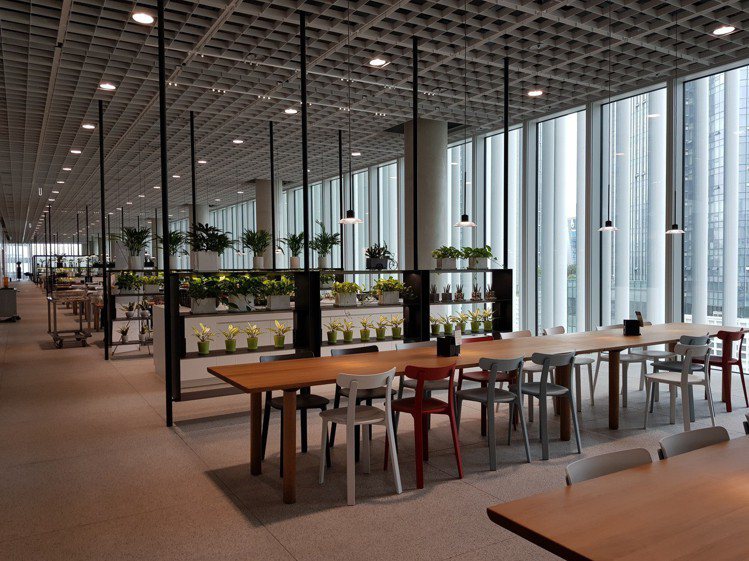 首爾愛茉莉太平洋總部的員工餐廳寬敞舒適。圖／記者陳立儀攝影