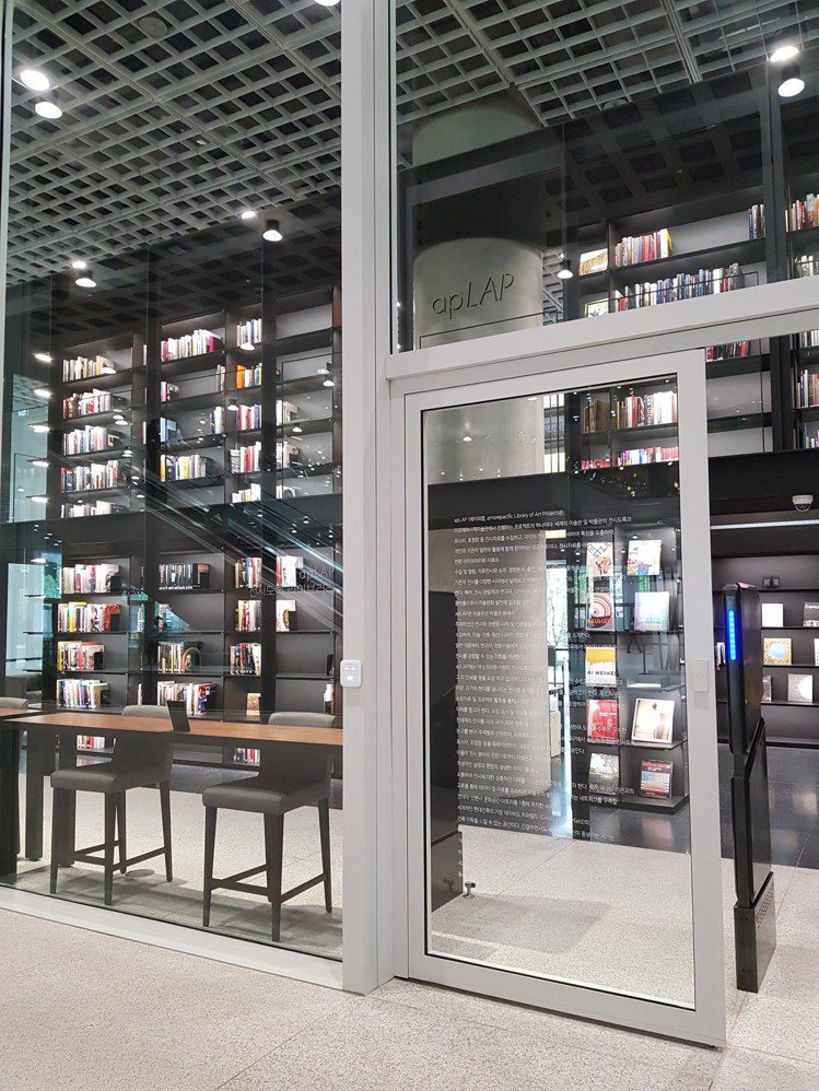 首爾愛茉莉太平洋總部1樓的ap LAB圖書館。圖／記者陳立儀攝影