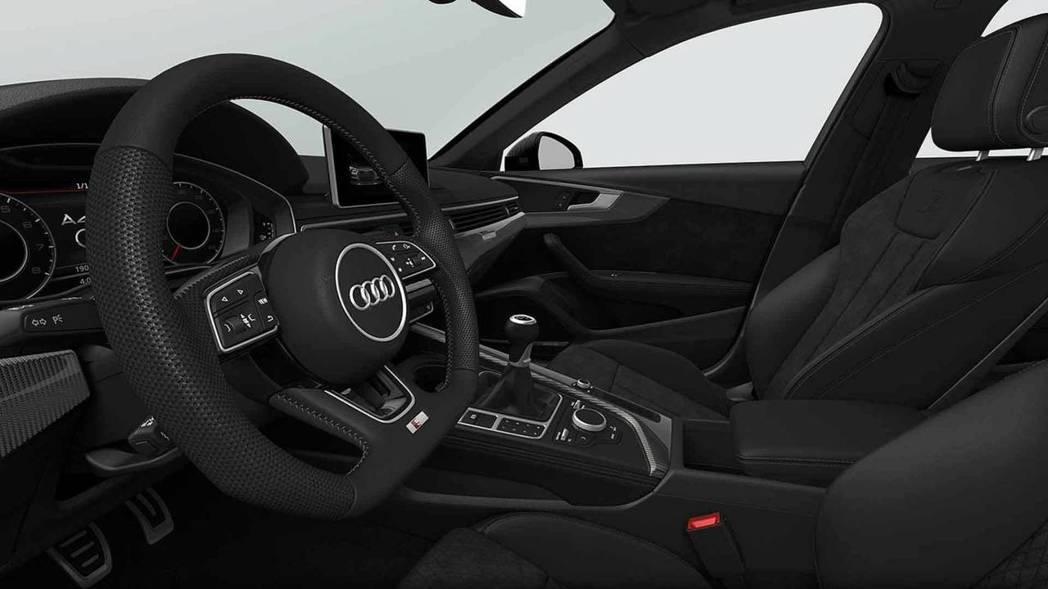 採用麂皮和皮革混合的跑車化座椅，讓駕駛者在激烈操駕時更有信心。 摘自Audi