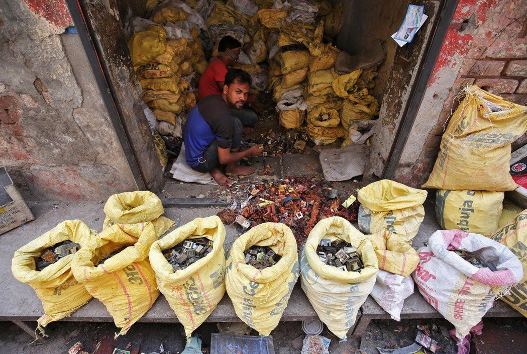 印度新德里的工人正在拆解電子廢棄物。圖／路透社