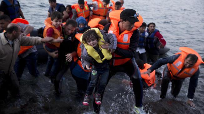敘利亞難民乘坐小艇從土耳其出發，渡海去到希臘的萊斯波斯島（Lesbos），獲得救...