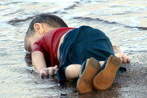 敘利亞時報總編輯撰文批評，歐洲人為亞藍溺死而難過「多麼虛偽」。圖／美聯社