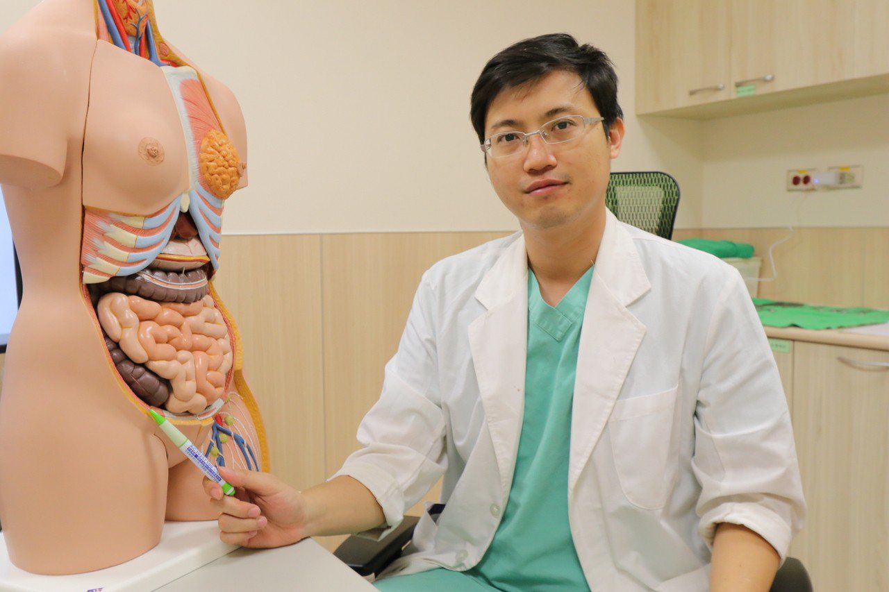 亞洲大學附屬醫院一般外科醫師羅文鍵，不少婦女會因腹壓增加，如懷孕、排便、劇烈運動或體重太重等原因，導致小腸不斷擠壓，造成「腹股溝疝氣」。圖／亞洲大學附屬醫院提供