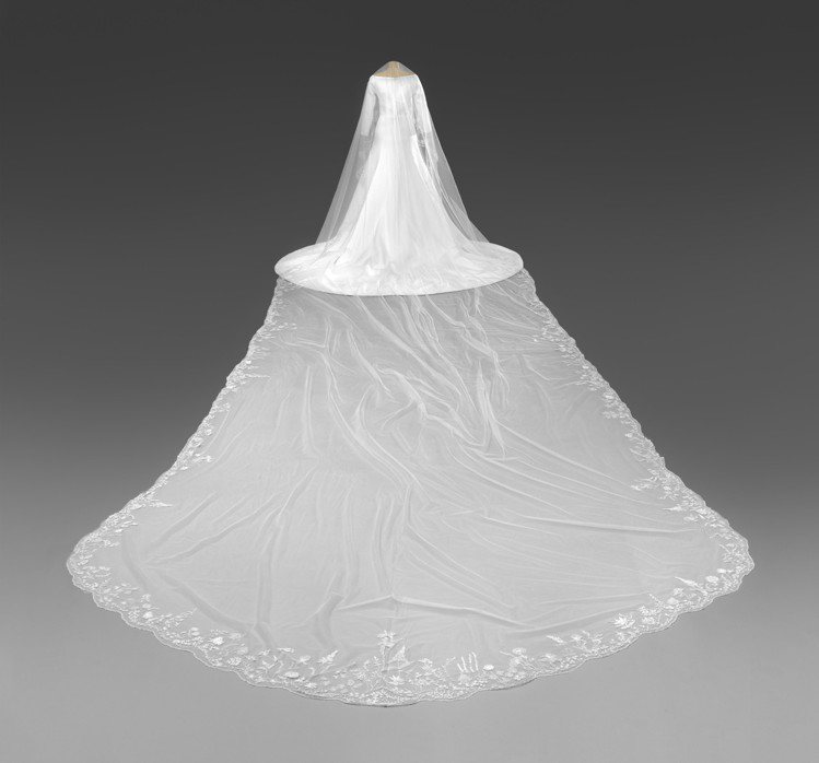 梅根世紀婚禮所穿著的5公尺長頭紗也將一起展出。圖／Royal Collectio...