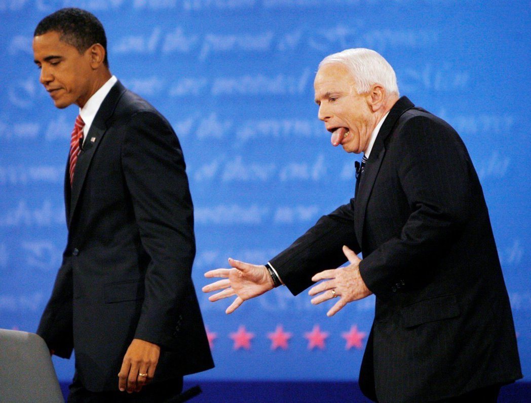 2008年總統大選最後一場電視辯論會中，馬侃（右）和歐巴馬握手後走錯位置，驚訝得...