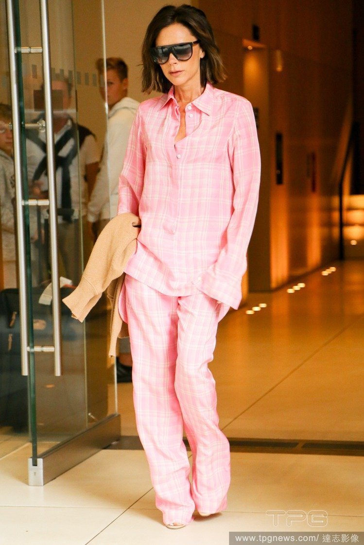 貝嫂去年穿著自家品牌維多利亞貝克漢的成套睡衣出入飯店。圖／達志影像