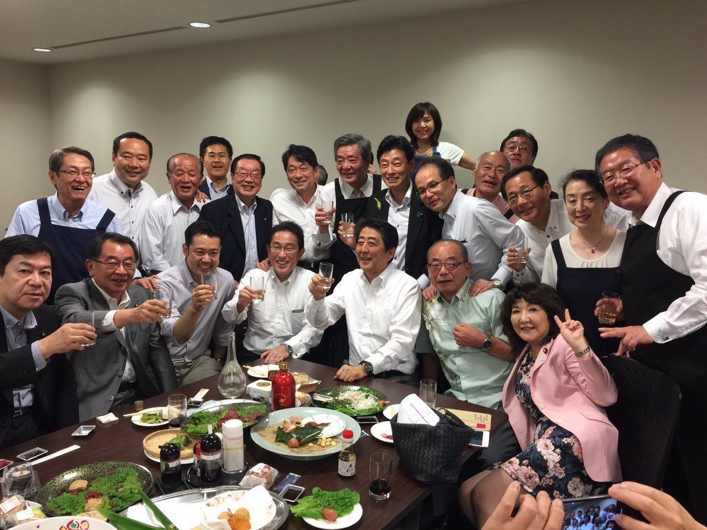 自民黨議員懇談會晚宴。官房副長官西村康稔在7月5日晚間，在自己的推特上傳合照，還...