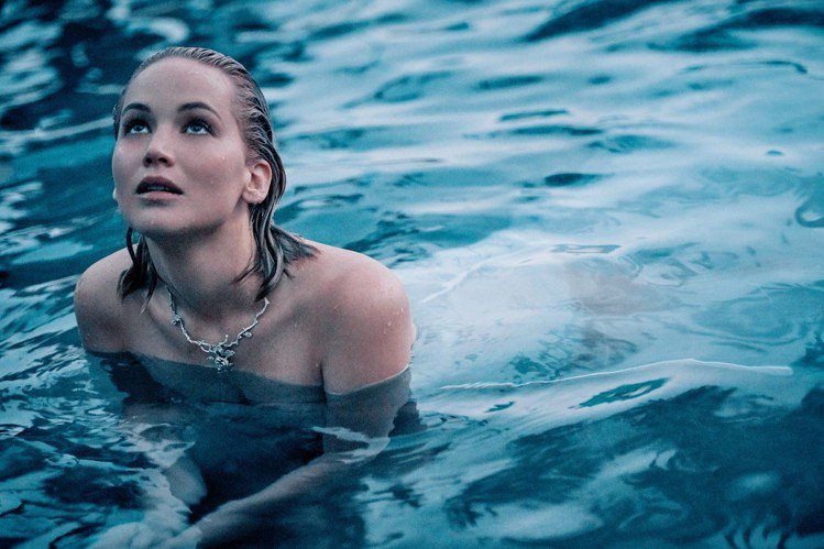 珍妮佛勞倫斯為JOY by Dior香氛拍攝廣告，身穿紗裙在水中輕舞的唯美姿態宛如美人魚。圖／迪奧提供