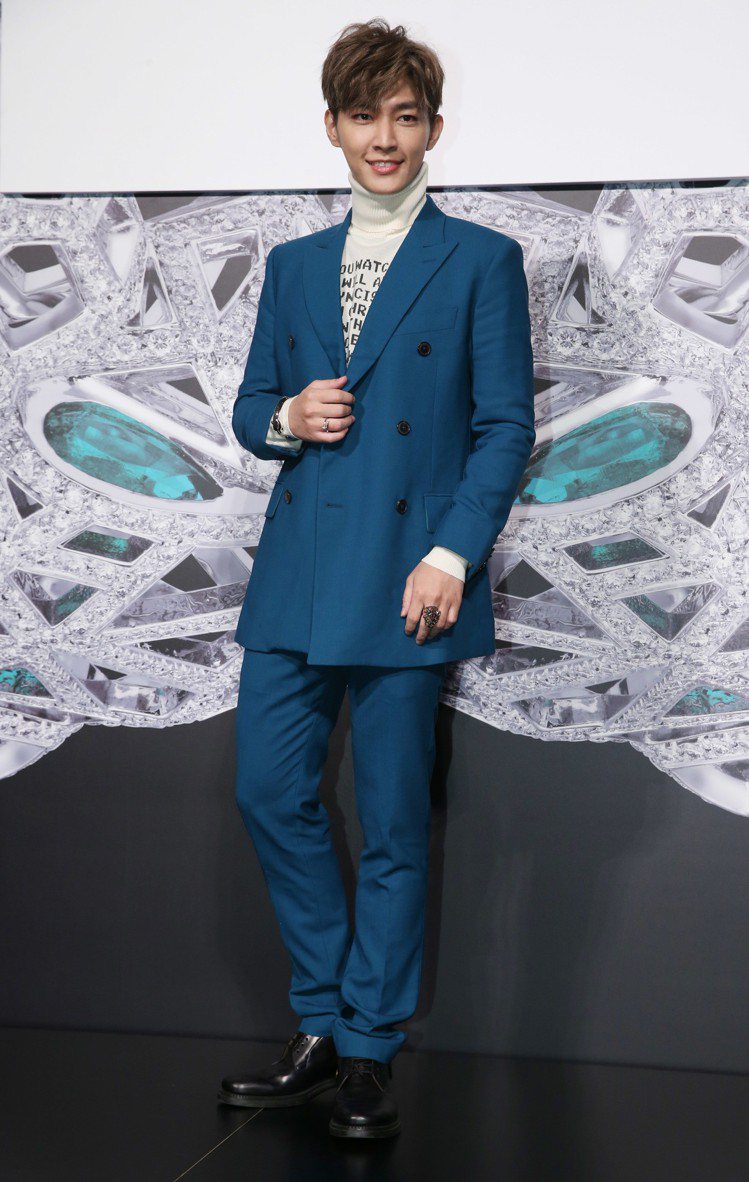 炎亞綸以藍綠色西裝搭配白K金美洲豹珠寶男女皆宜的設計。圖／記者林俊良攝影