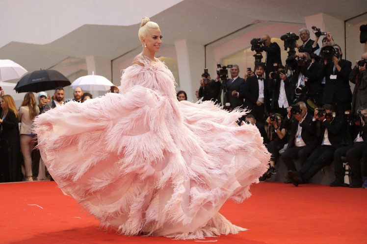 Lady Gaga穿著VALENTINO現身，紅毯一秒變仙境。圖／美聯社