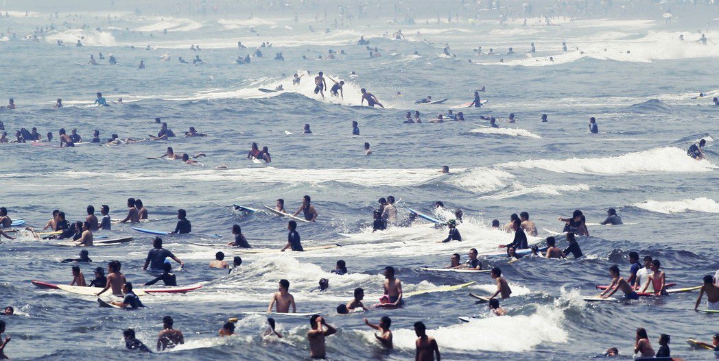 身為海島國民，我們不能不識水。圖為日本湘南海岸的戲水遊客。 圖／路透社