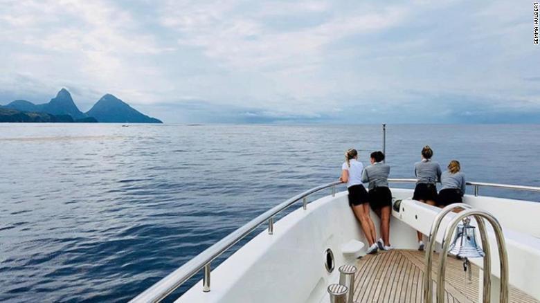 遊艇女管家在閒暇時刻也能遠眺大海，欣賞周邊景色。 圖／翻攝CNN