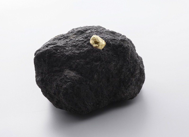 台灣首度展出蘊含珍稀原鑽的金伯利岩（Kimberlite）。圖／De Beers提供