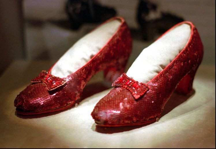 1939年上映的電影綠野仙蹤女主角穿的那雙紅色亮片鞋終於尋獲。圖／美聯社