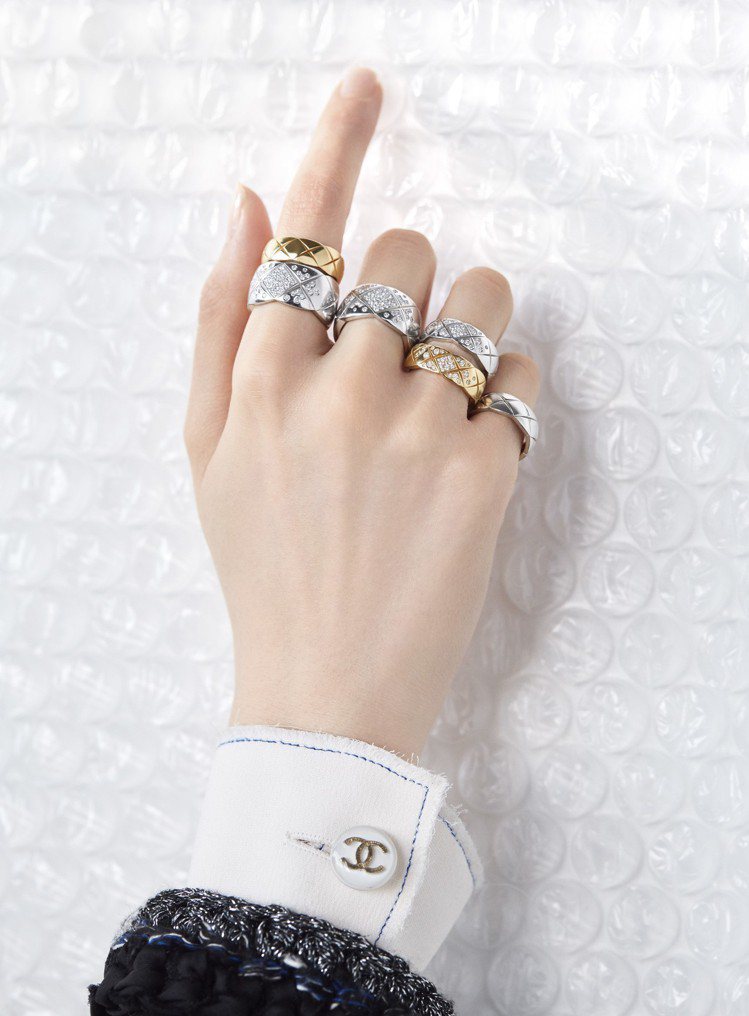 Coco Crush最經典的戒指，有不同K金材質與鑲鑽款式，適合堆疊配戴。圖／香奈兒提供
