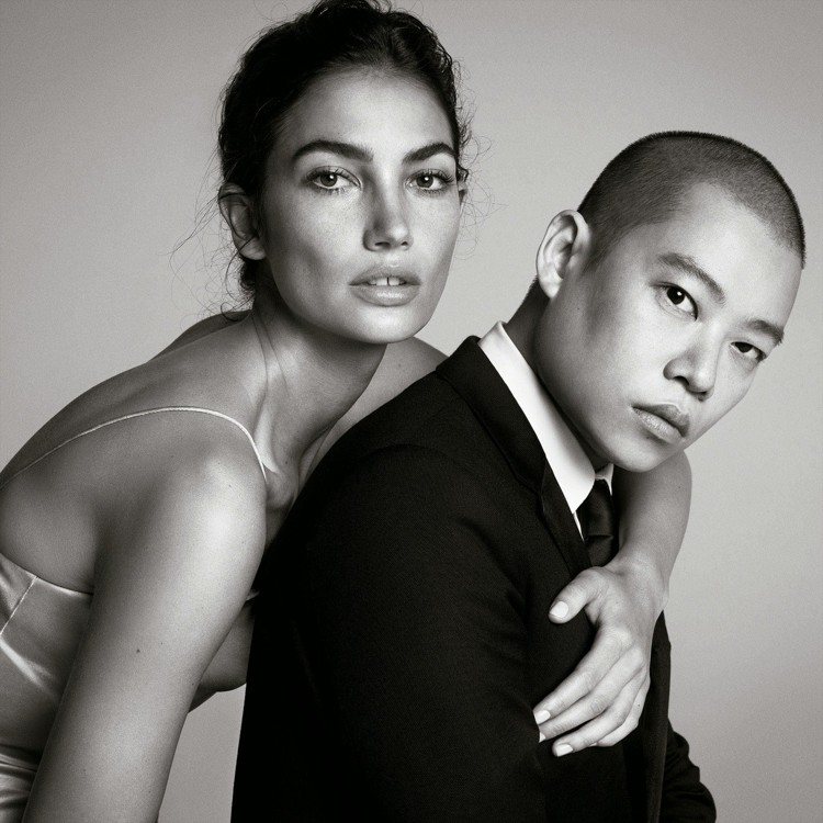 Jason Wu吳季剛推出首款同名女性淡香精，邀請美國模特兒Lily Aldridge合作拍攝形象廣告。圖／宏亞提供