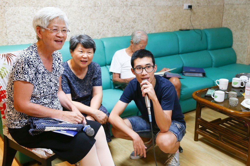 台北市陽明老人公寓，學生王斯特（右）與爺爺奶奶們一起歡唱KTV。 記者王騰毅...