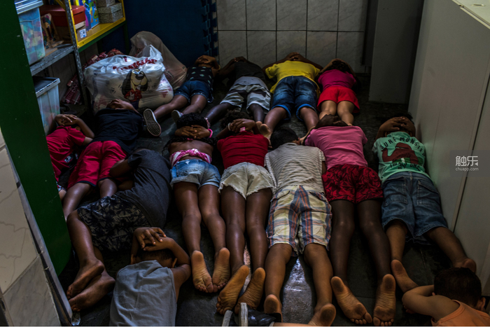 里約熱內盧馬爾弗拉地區（槍擊事件好發區）的學校中，孩子們正在進行預防襲擊的臥倒演...