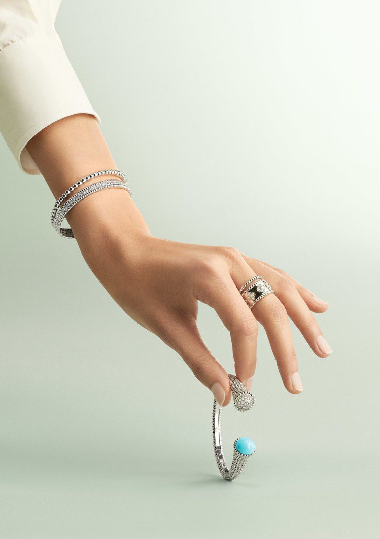 梵克雅寶推出全新的Perlée Couleurs與Perlée diamonds手鐲，可與既有的系列作品混搭配戴。圖／梵克雅寶提供