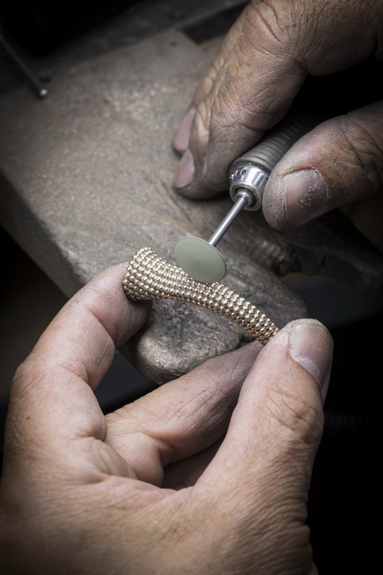 Perlée系列每顆金珠均需一一經工匠手工修飾及拋光。圖／梵克雅寶提供