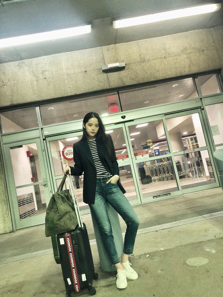 歐陽娜娜身穿修身西裝外套搭配條紋上衣與合身牛仔褲現身機場，長腿無敵。圖／Ralph Lauren提供