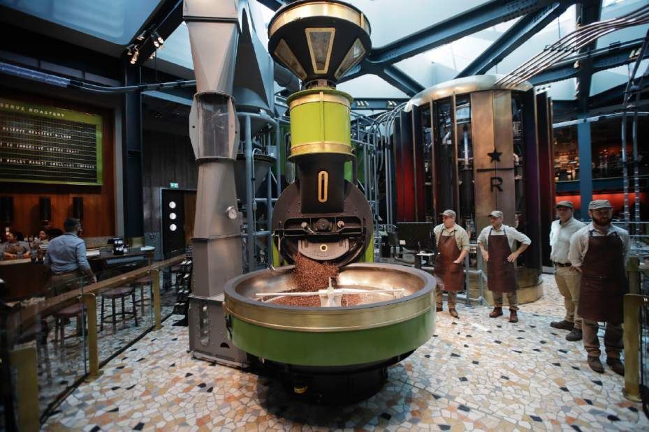 米蘭星巴克是繼西雅圖、上海之後第三家旗艦店等級的星巴克，店內設有大型咖啡豆烘培機...
