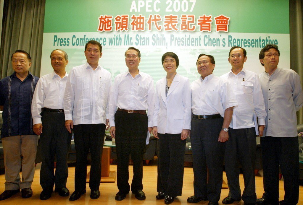2007年宏碁董事長施振榮（左四）代表台灣參加APEC峰會。 圖／聯合報系資料照...
