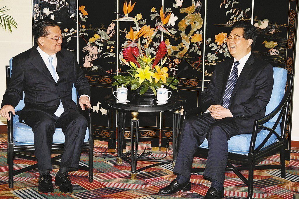 2008年代表馬英九總統出席APEC峰會的國民黨榮譽主席連戰（左），在秘魯首都利...
