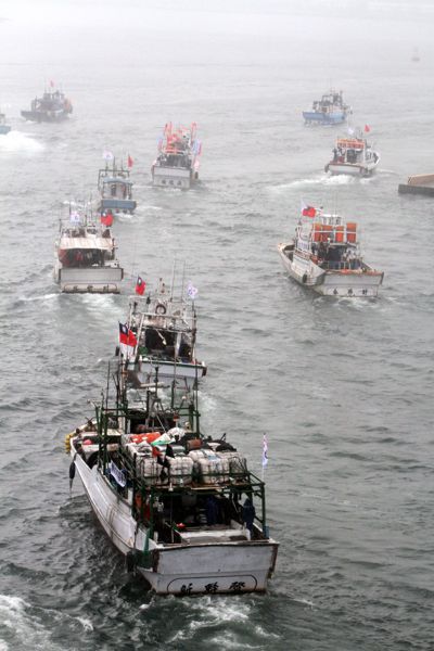 宜蘭漁船遭日本海上保安廳毆打事件，引發新保釣運動，圖為之後宜蘭漁民前往釣魚台海域...