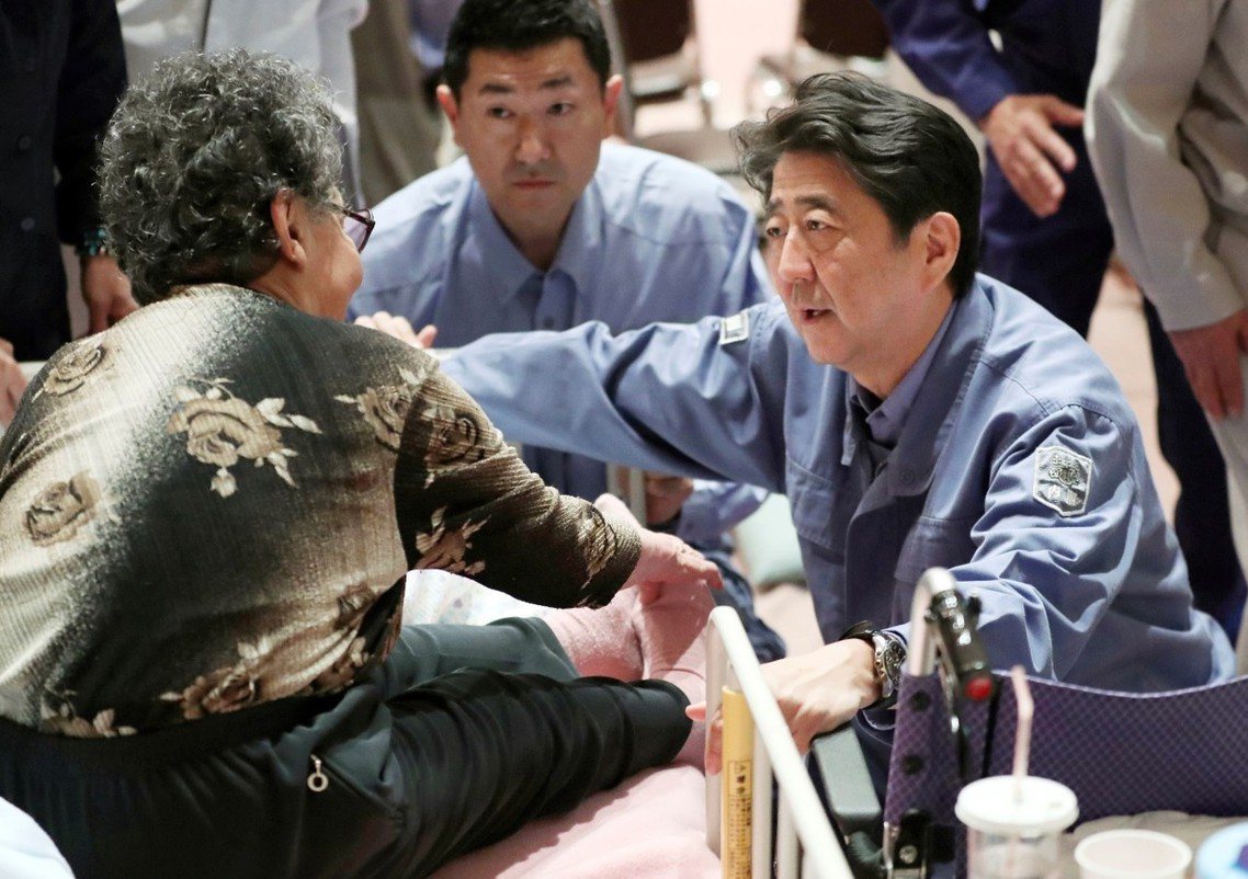 周末前往北海道災區勘災的總理大臣安倍晉三。 圖／美聯社