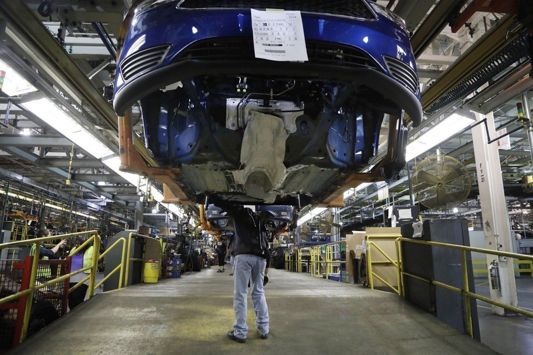 美國汽車福特在密西根州韋恩郡車廠的生產線員工正在組裝查看一台Focus車。美聯社
