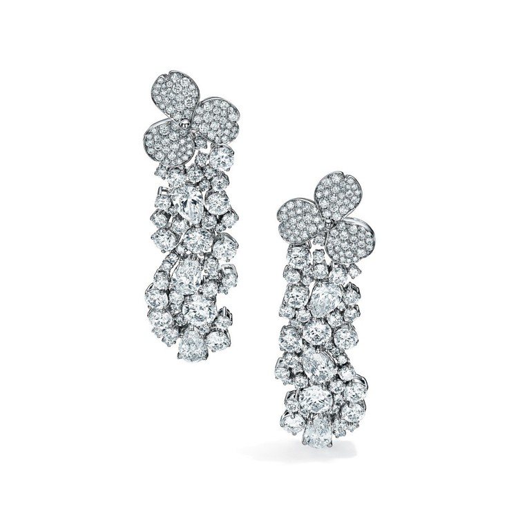 倪妮佩戴的Tiffany Paper Flowers 高級珠寶系列耳環，鉑金鑲嵌總重逾15克拉梨形與圓形明亮式切割鑽石，價格店洽。圖／Tiffany & Co.提供