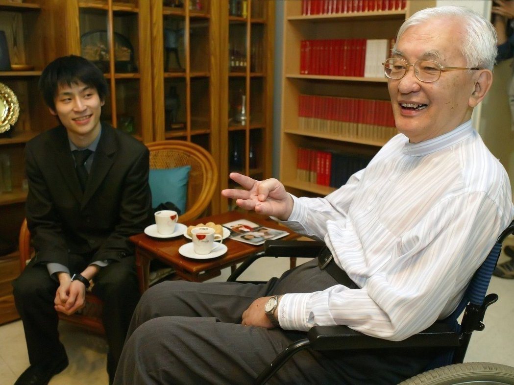 前政務委員、清大校長沈君山（右），左為他的義子張栩，也是最年輕獲得七大棋戰頭銜的...