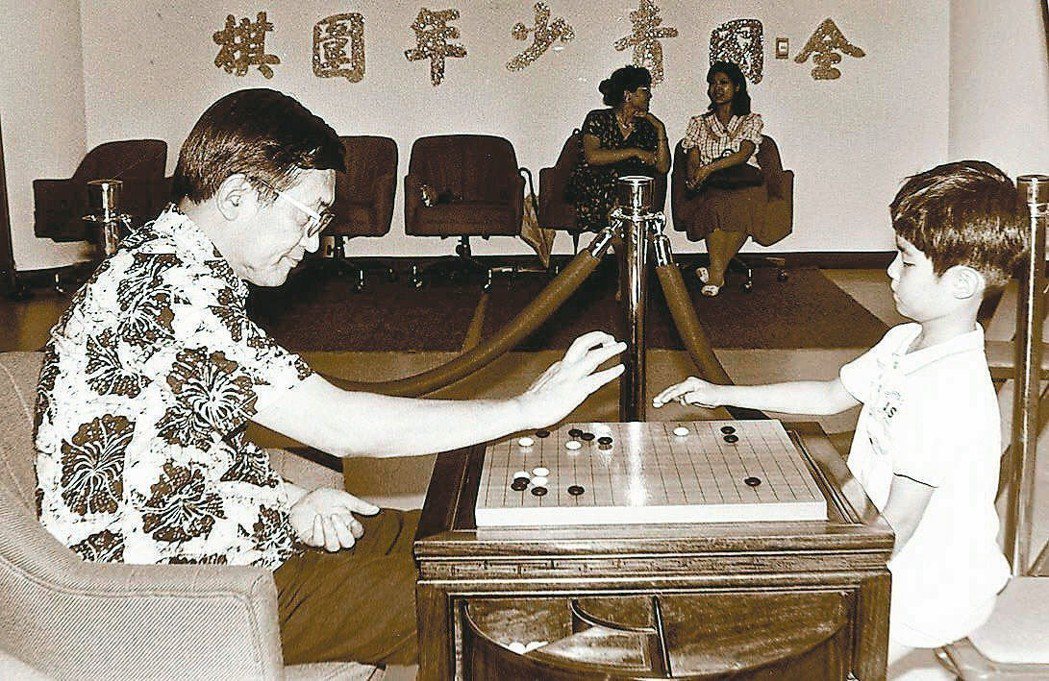 1987年，不滿7歲的圍棋天才張栩首度與沈君山對弈。經此一役，沈君山收張栩為義子...