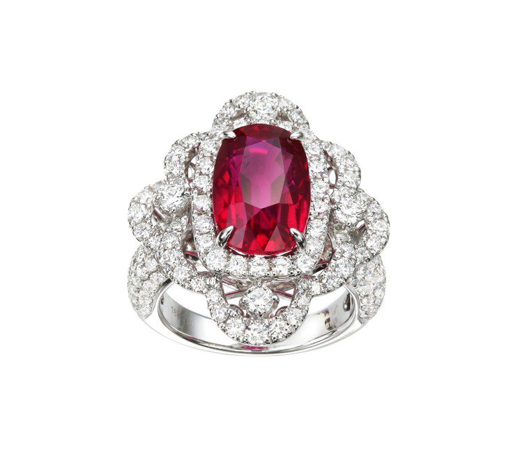 Red Carpet系列紅寶石套組珠寶，戒指鑲嵌紅寶石7.31克拉、鑽石2.43克拉。圖／蕭邦提供
