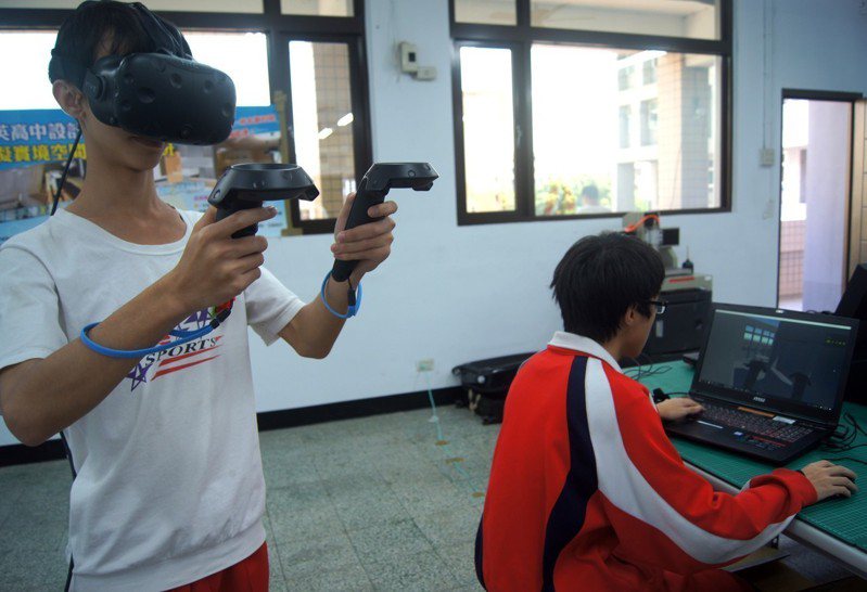 桃園市私立啟英高中今年已開設VR專班，將新科技應用於教學。 記者張錦弘／攝影