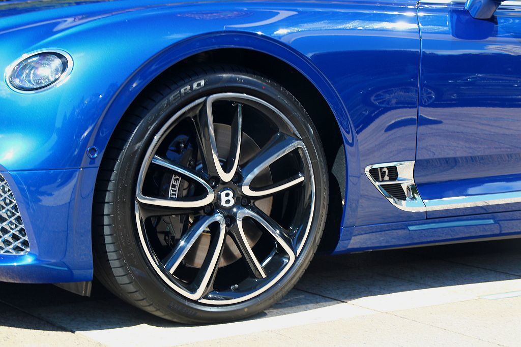 全新第三代Continental GT具備「48V電子主動式防傾桿」最新科技，能...