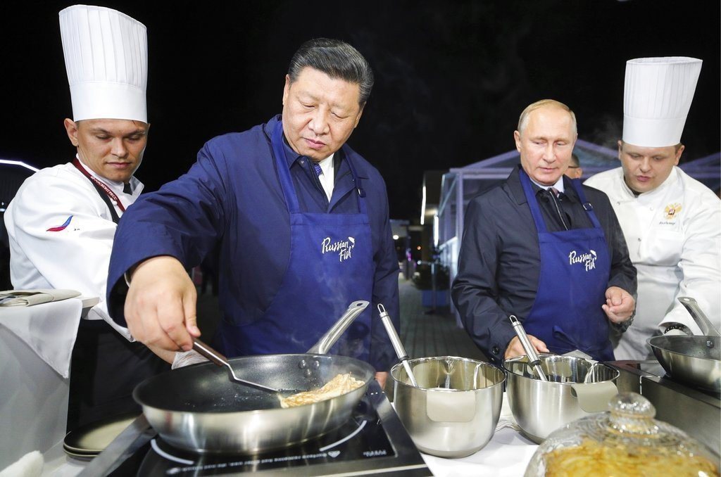 俄羅斯總統普亭和大陸國家主席習近平出席在俄國東方經濟論壇，兩人忙裡偷閒，在場邊圍...
