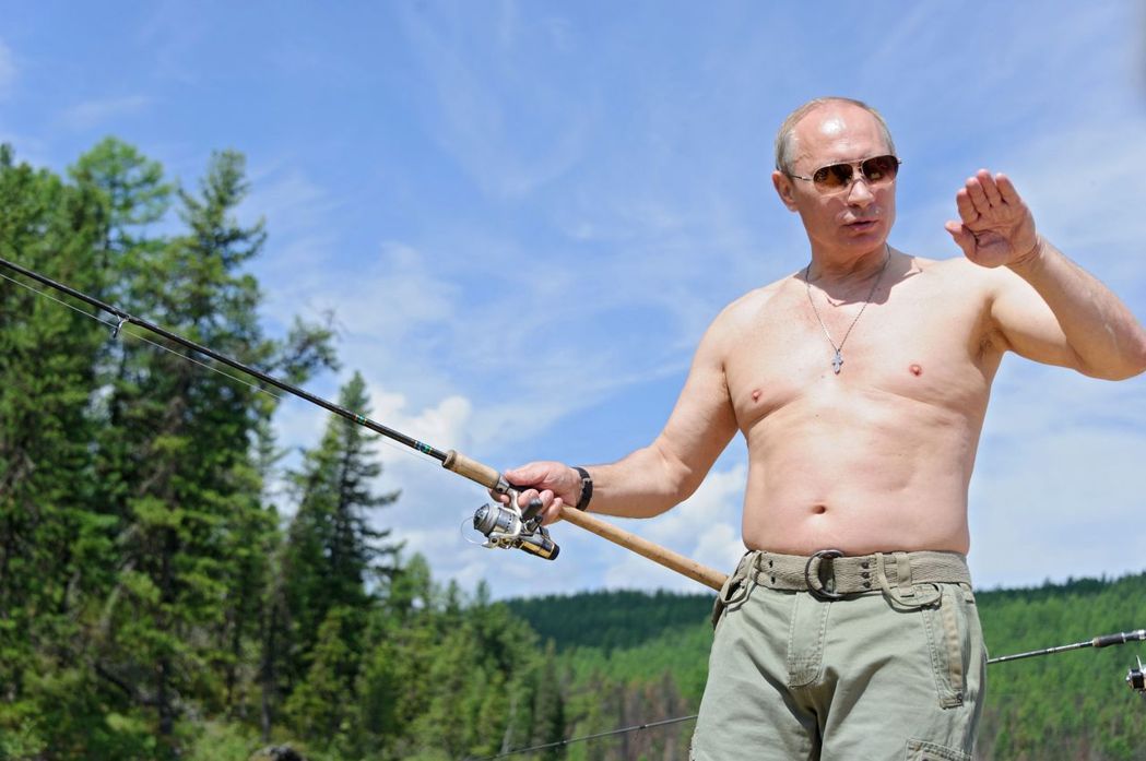 俄國總統普亭打赤膊釣魚，展現強者風範。 （法新社）